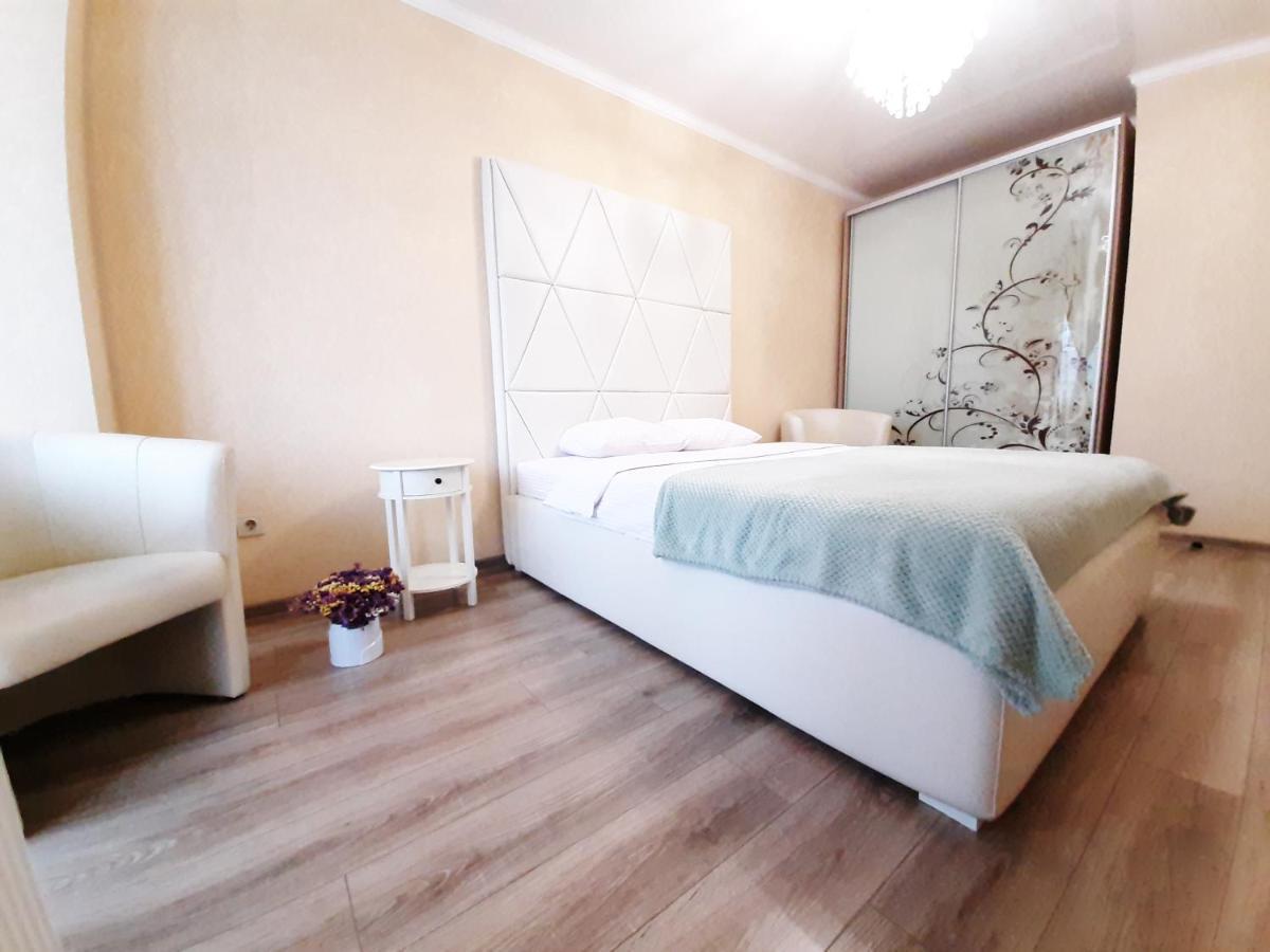 Vip Apartments Lutsk Eksteriør bilde