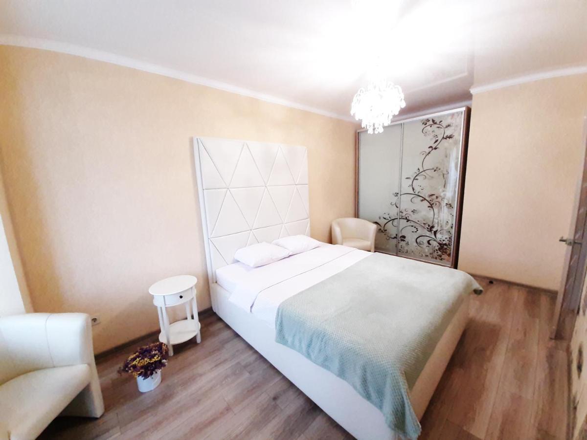 Vip Apartments Lutsk Eksteriør bilde