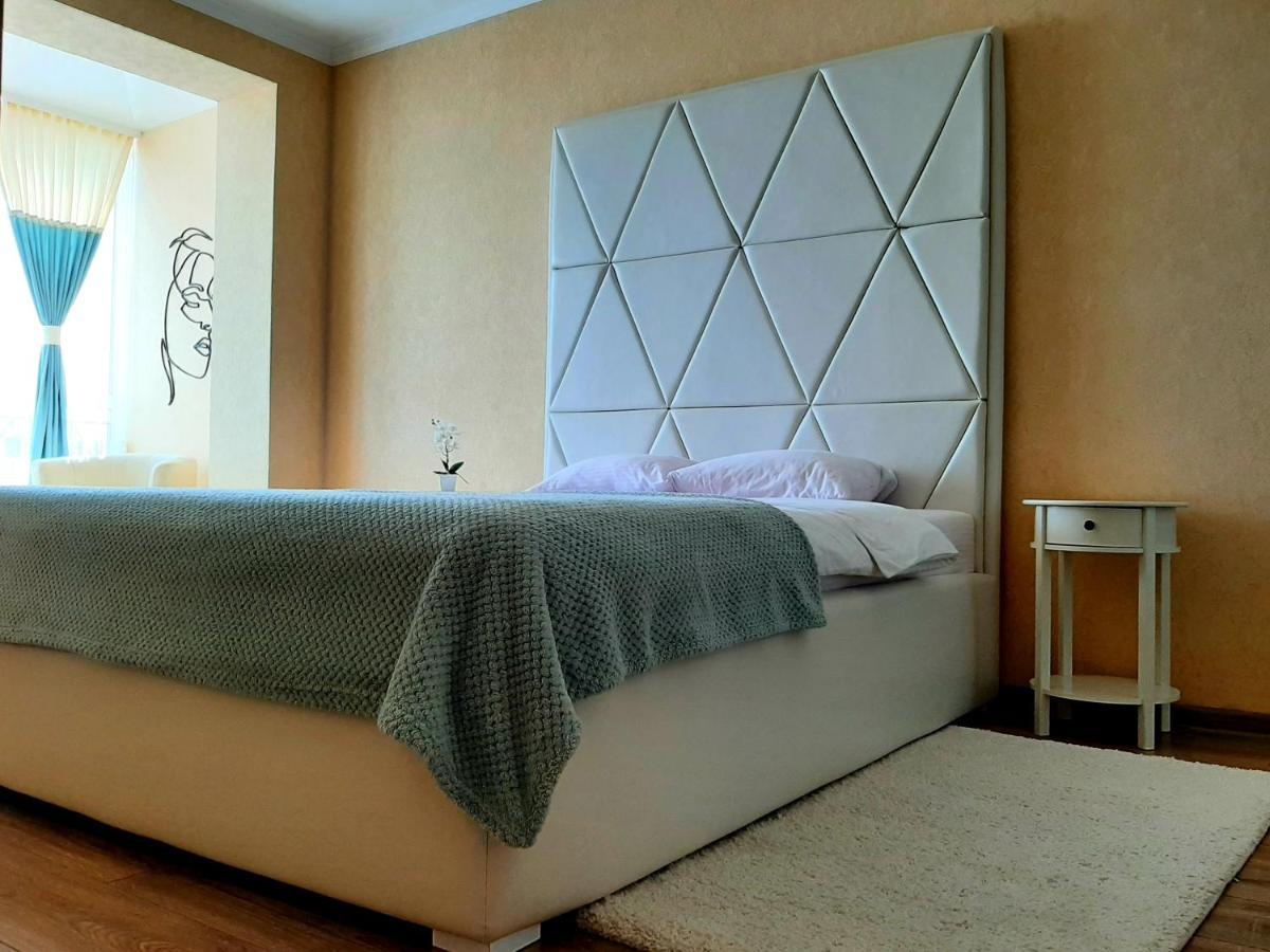 Vip Apartments Lutsk Eksteriør bilde